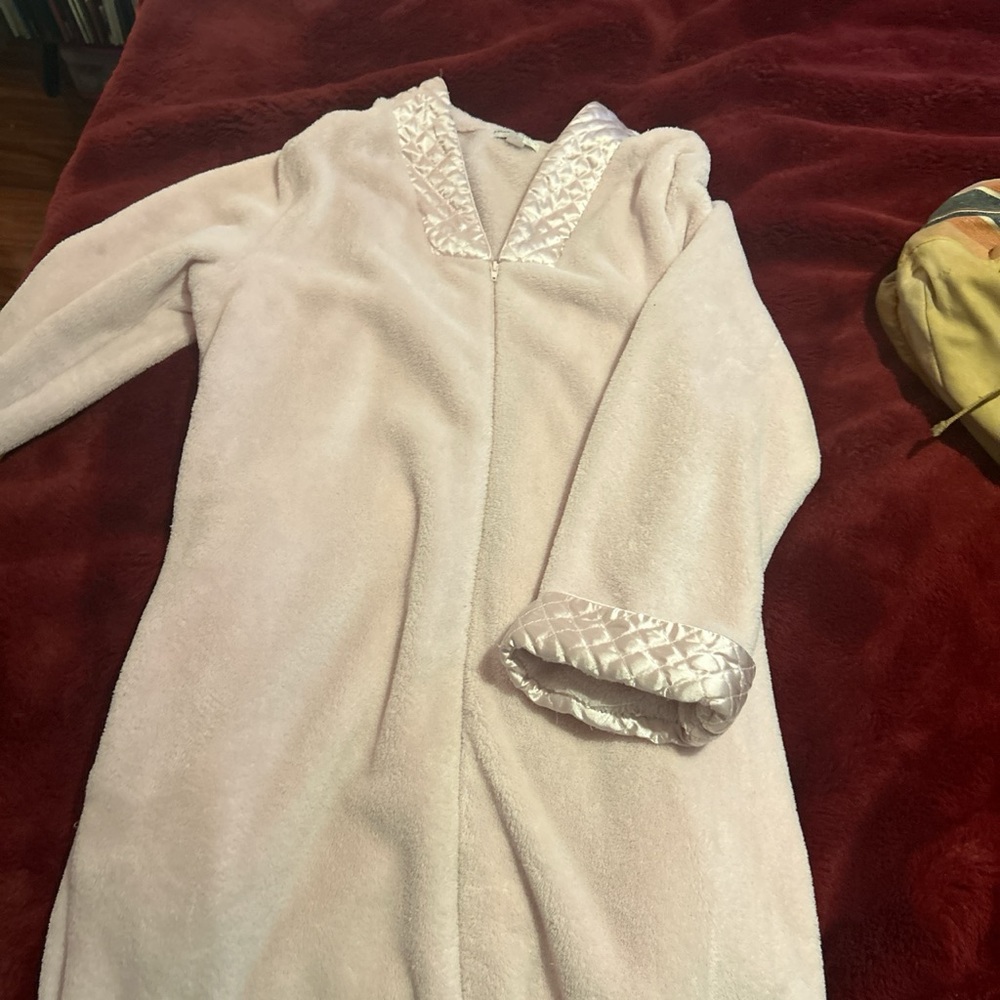 Pink Robe - Picture 4 of 4